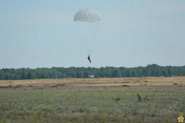 В Бресте прошел чемпионат сил специальных операций по военно-прикладному парашютному многоборью