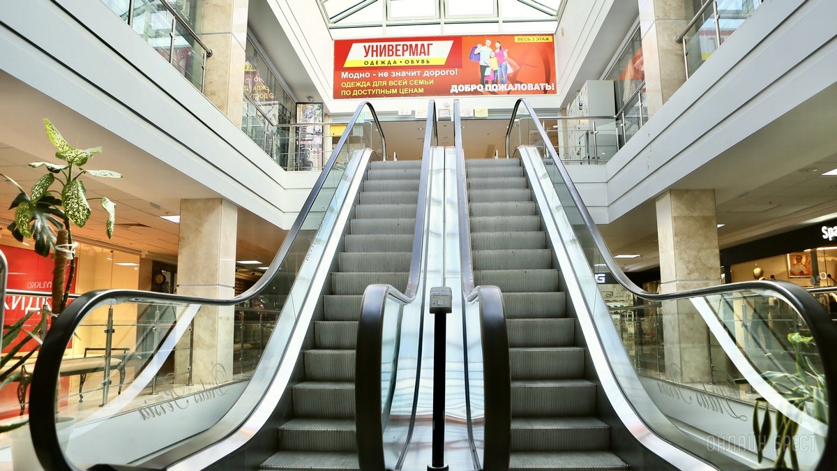 Много стильной летней одежды и обуви по низким ценам! Шопинг в большом магазине «Универмаг Одежда Обувь» на Советской экономит семейный бюджет