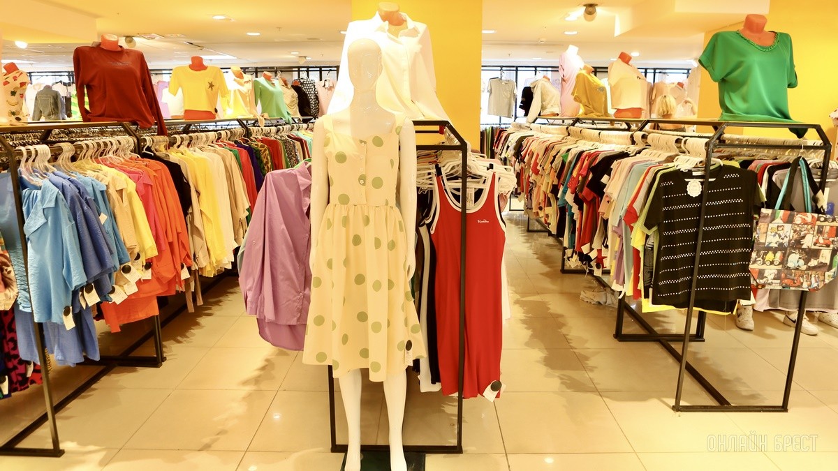 Много стильной летней одежды и обуви по низким ценам! Шопинг в большом магазине «Универмаг Одежда Обувь» на Советской экономит семейный бюджет