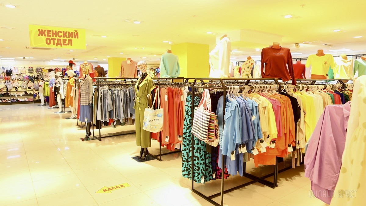 Много стильной летней одежды и обуви по низким ценам! Шопинг в большом магазине «Универмаг Одежда Обувь» на Советской экономит семейный бюджет