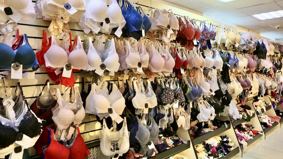 Много стильной летней одежды и обуви по низким ценам! Шопинг в большом магазине «Универмаг Одежда Обувь» на Советской экономит семейный бюджет