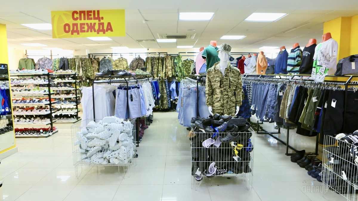 Много стильной летней одежды и обуви по низким ценам! Шопинг в большом магазине «Универмаг Одежда Обувь» на Советской экономит семейный бюджет