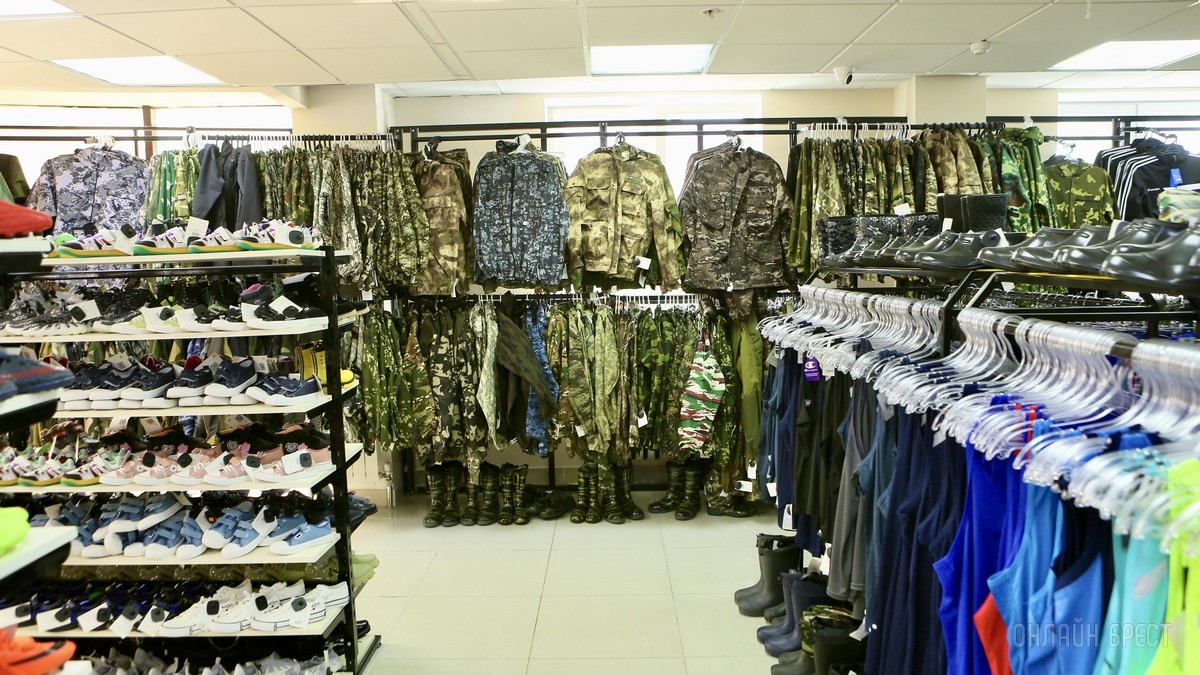 Много стильной летней одежды и обуви по низким ценам! Шопинг в большом магазине «Универмаг Одежда Обувь» на Советской экономит семейный бюджет