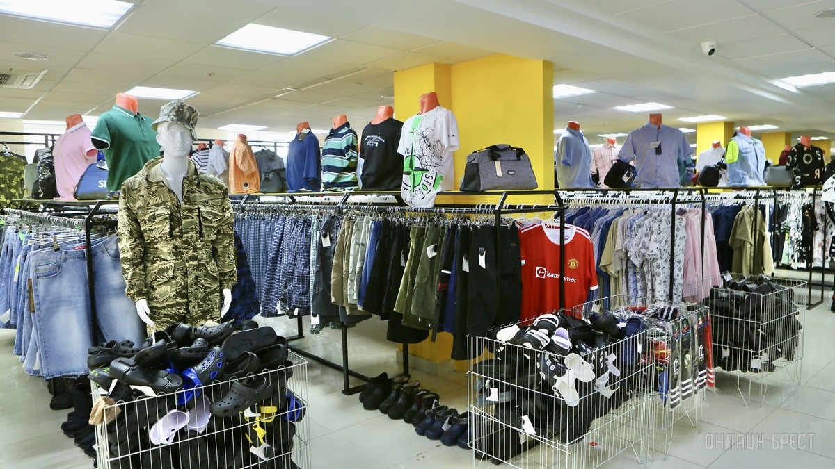 Много стильной летней одежды и обуви по низким ценам! Шопинг в большом магазине «Универмаг Одежда Обувь» на Советской экономит семейный бюджет