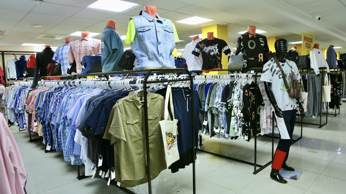 Много стильной летней одежды и обуви по низким ценам! Шопинг в большом магазине «Универмаг Одежда Обувь» на Советской экономит семейный бюджет