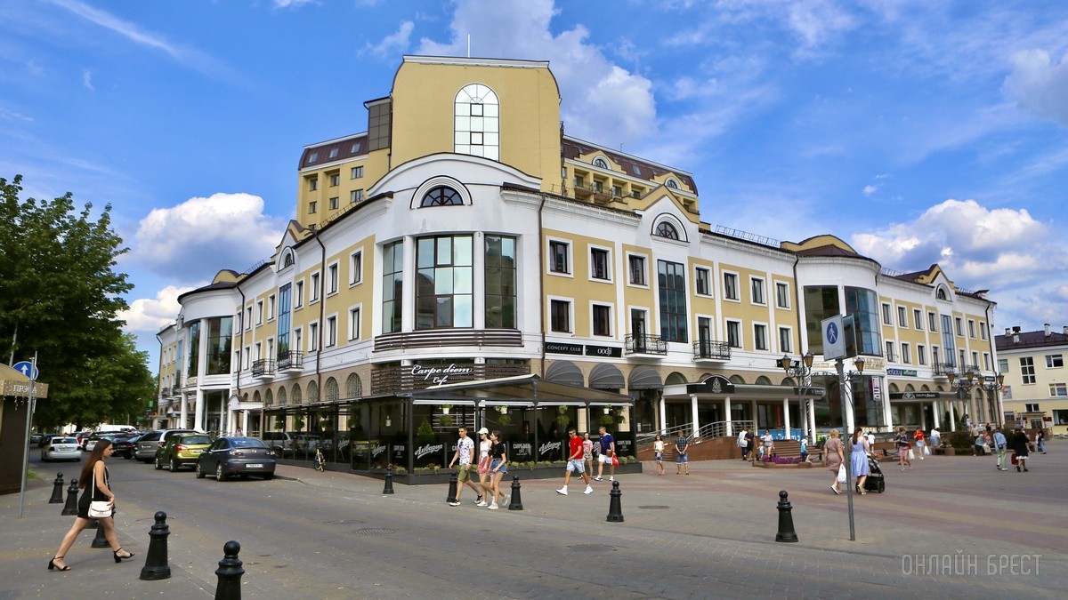 Много стильной летней одежды и обуви по низким ценам! Шопинг в большом магазине «Универмаг Одежда Обувь» на Советской экономит семейный бюджет