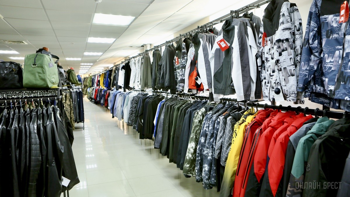 Много стильной летней одежды и обуви по низким ценам! Шопинг в большом магазине «Универмаг Одежда Обувь» на Советской экономит семейный бюджет