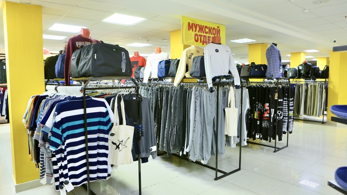 Много стильной летней одежды и обуви по низким ценам! Шопинг в большом магазине «Универмаг Одежда Обувь» на Советской экономит семейный бюджет