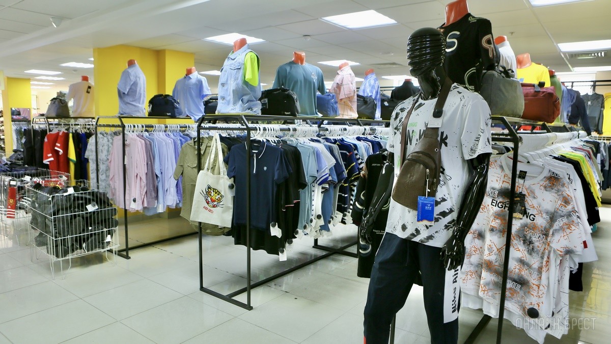 Много стильной летней одежды и обуви по низким ценам! Шопинг в большом магазине «Универмаг Одежда Обувь» на Советской экономит семейный бюджет