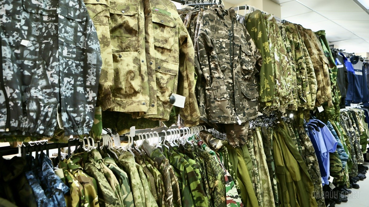 Много стильной летней одежды и обуви по низким ценам! Шопинг в большом магазине «Универмаг Одежда Обувь» на Советской экономит семейный бюджет