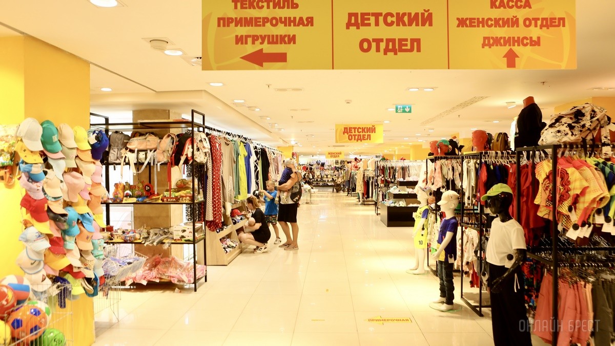 Много стильной летней одежды и обуви по низким ценам! Шопинг в большом магазине «Универмаг Одежда Обувь» на Советской экономит семейный бюджет