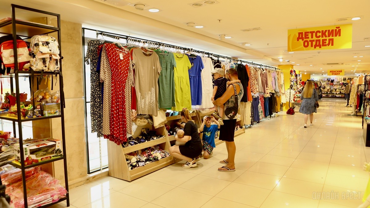 Много стильной летней одежды и обуви по низким ценам! Шопинг в большом магазине «Универмаг Одежда Обувь» на Советской экономит семейный бюджет