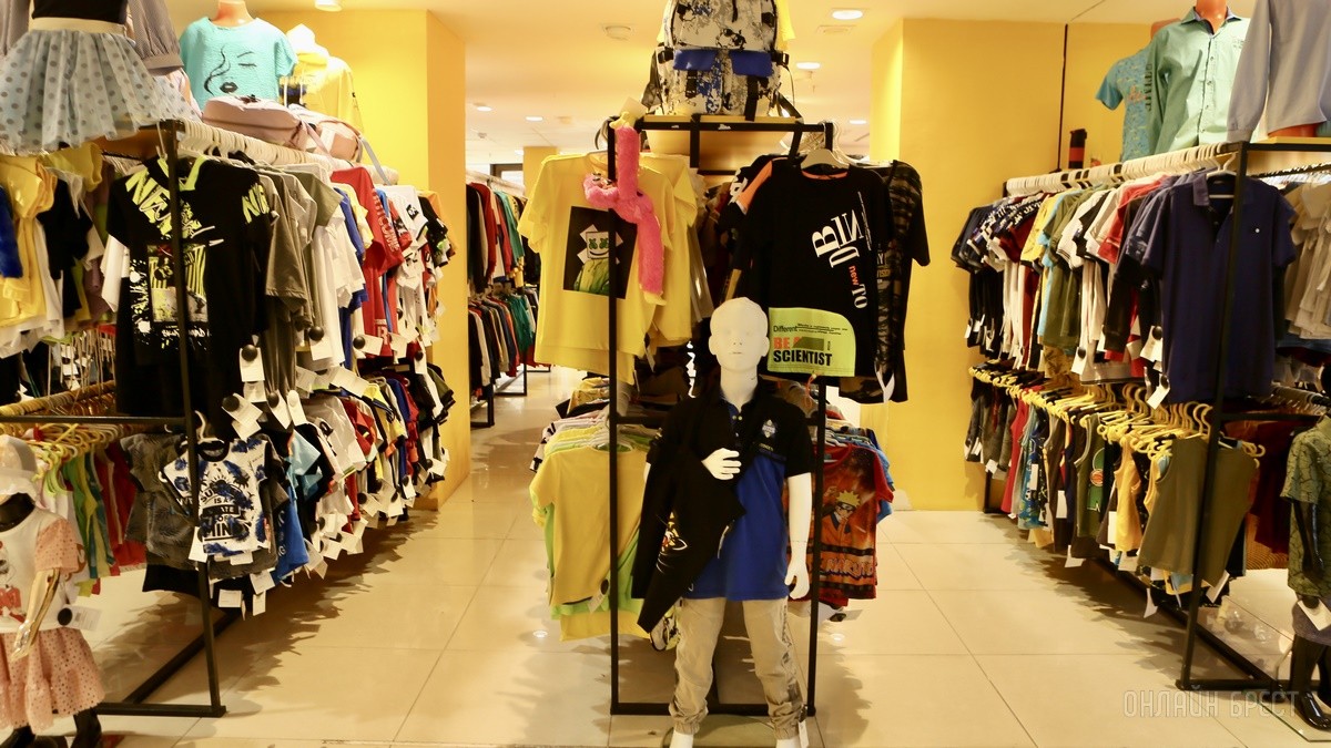 Много стильной летней одежды и обуви по низким ценам! Шопинг в большом магазине «Универмаг Одежда Обувь» на Советской экономит семейный бюджет