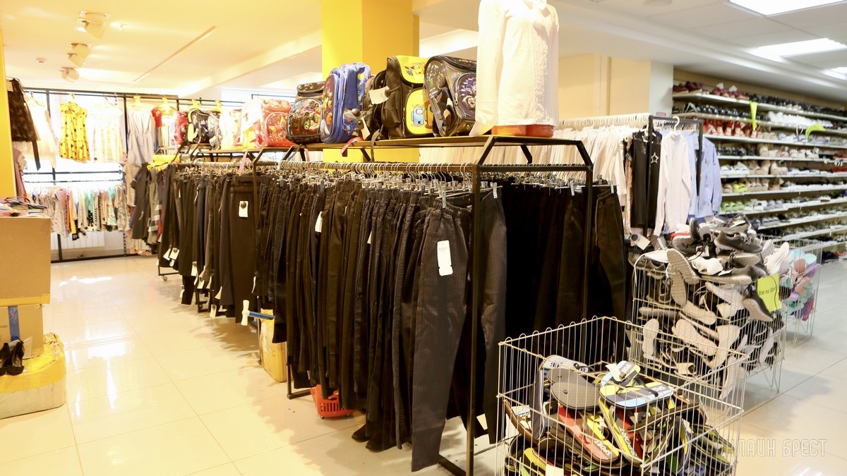 Много стильной летней одежды и обуви по низким ценам! Шопинг в большом магазине «Универмаг Одежда Обувь» на Советской экономит семейный бюджет