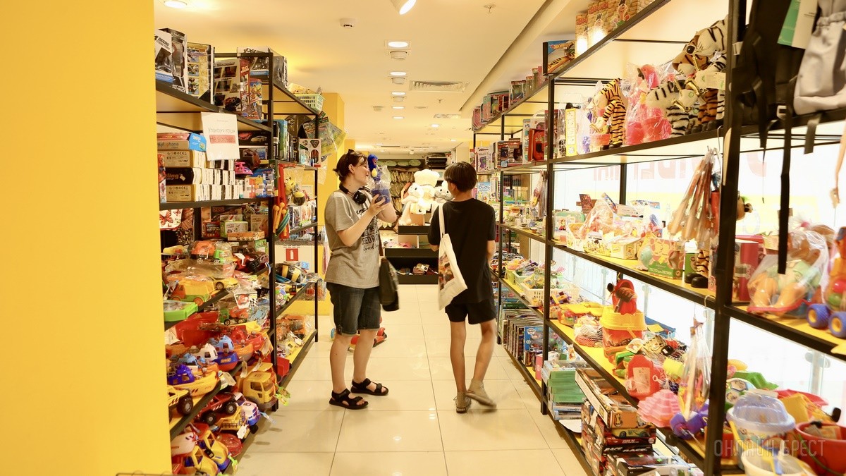 Много стильной летней одежды и обуви по низким ценам! Шопинг в большом магазине «Универмаг Одежда Обувь» на Советской экономит семейный бюджет