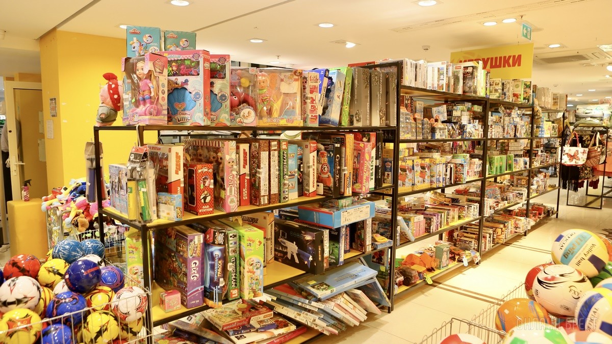 Много стильной летней одежды и обуви по низким ценам! Шопинг в большом магазине «Универмаг Одежда Обувь» на Советской экономит семейный бюджет