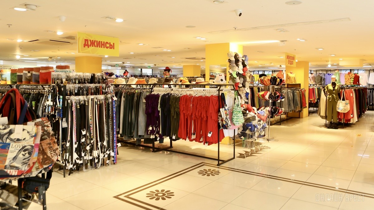Много стильной летней одежды и обуви по низким ценам! Шопинг в большом магазине «Универмаг Одежда Обувь» на Советской экономит семейный бюджет
