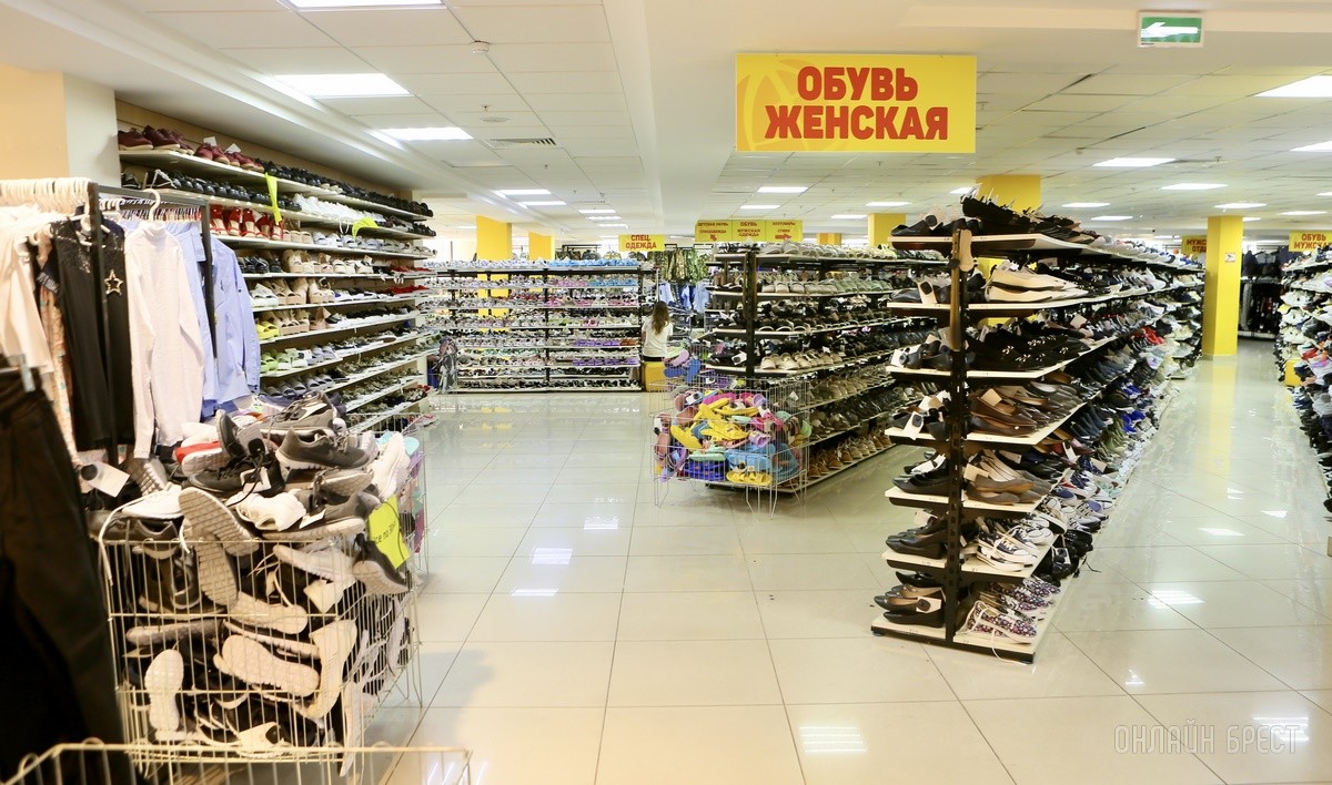 Много стильной летней одежды и обуви по низким ценам! Шопинг в большом магазине «Универмаг Одежда Обувь» на Советской экономит семейный бюджет