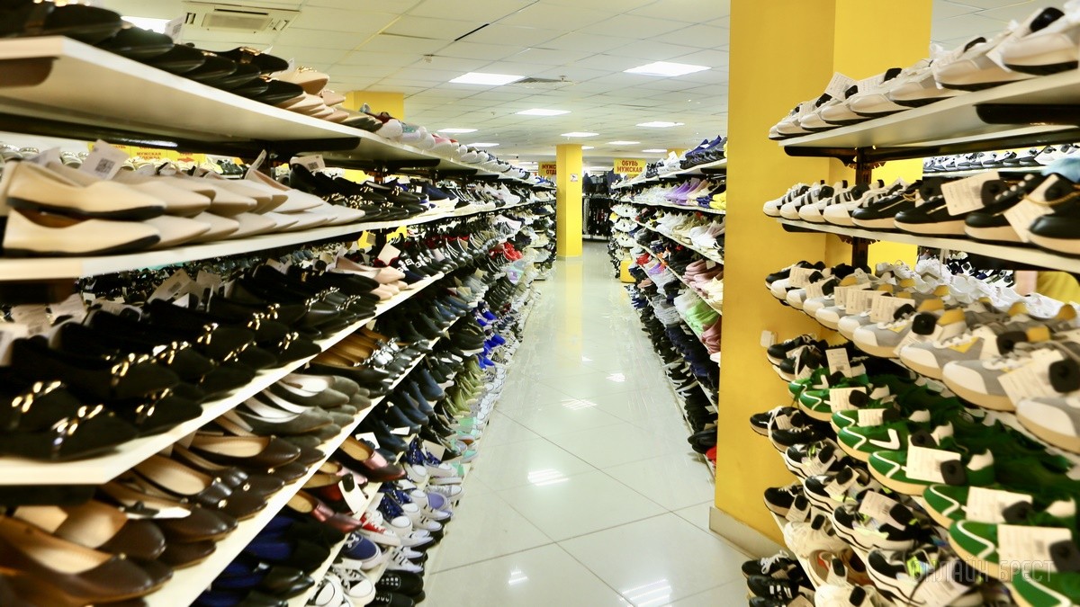 Много стильной летней одежды и обуви по низким ценам! Шопинг в большом магазине «Универмаг Одежда Обувь» на Советской экономит семейный бюджет