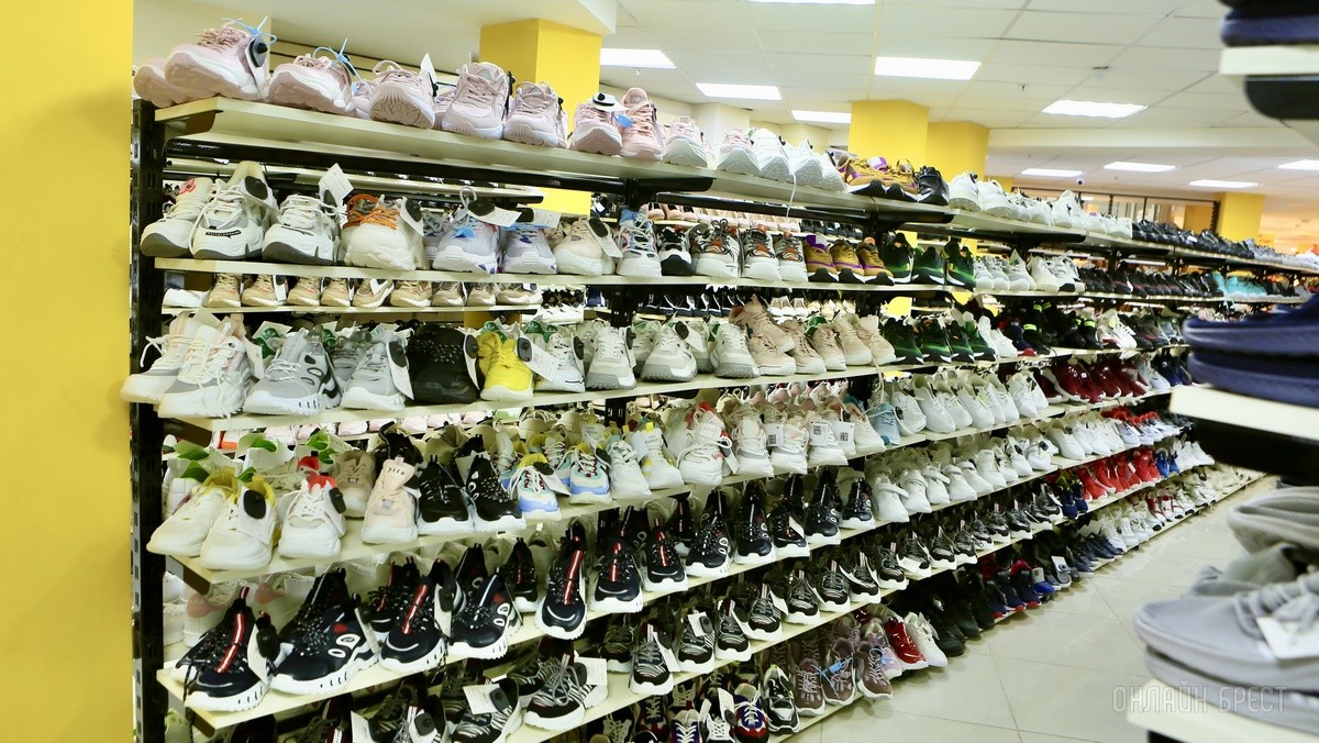 Много стильной летней одежды и обуви по низким ценам! Шопинг в большом магазине «Универмаг Одежда Обувь» на Советской экономит семейный бюджет