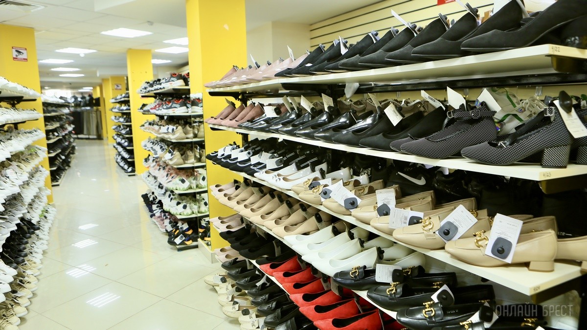 Много стильной летней одежды и обуви по низким ценам! Шопинг в большом магазине «Универмаг Одежда Обувь» на Советской экономит семейный бюджет