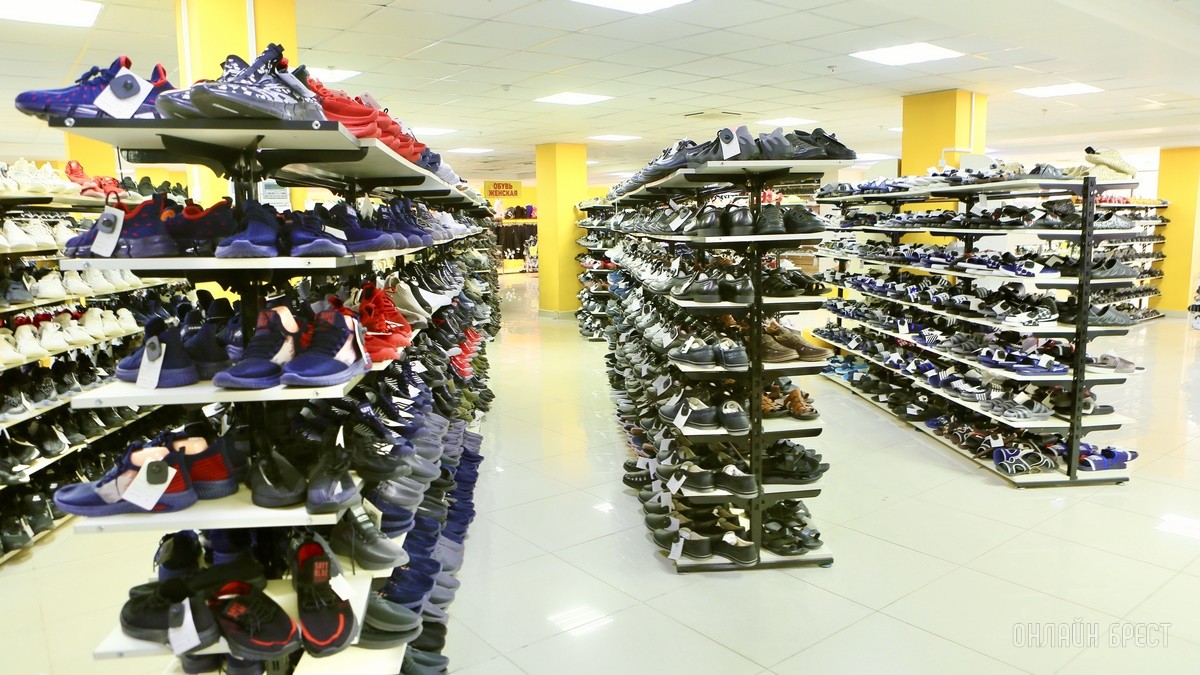 Много стильной летней одежды и обуви по низким ценам! Шопинг в большом магазине «Универмаг Одежда Обувь» на Советской экономит семейный бюджет