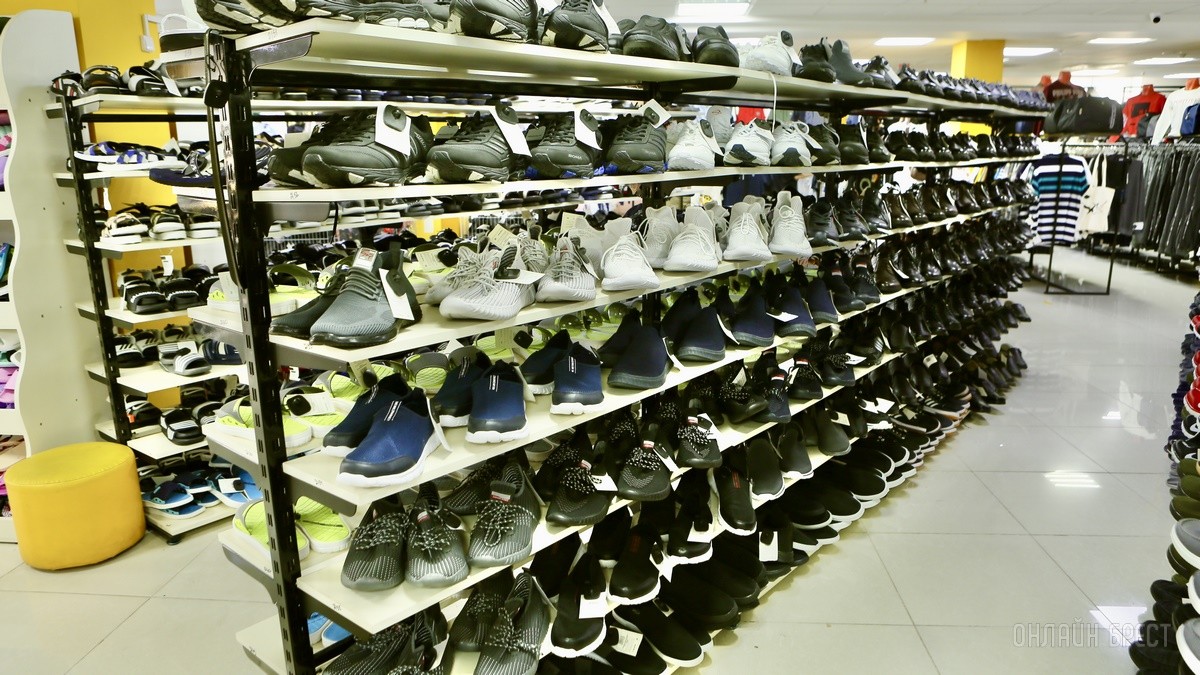 Много стильной летней одежды и обуви по низким ценам! Шопинг в большом магазине «Универмаг Одежда Обувь» на Советской экономит семейный бюджет