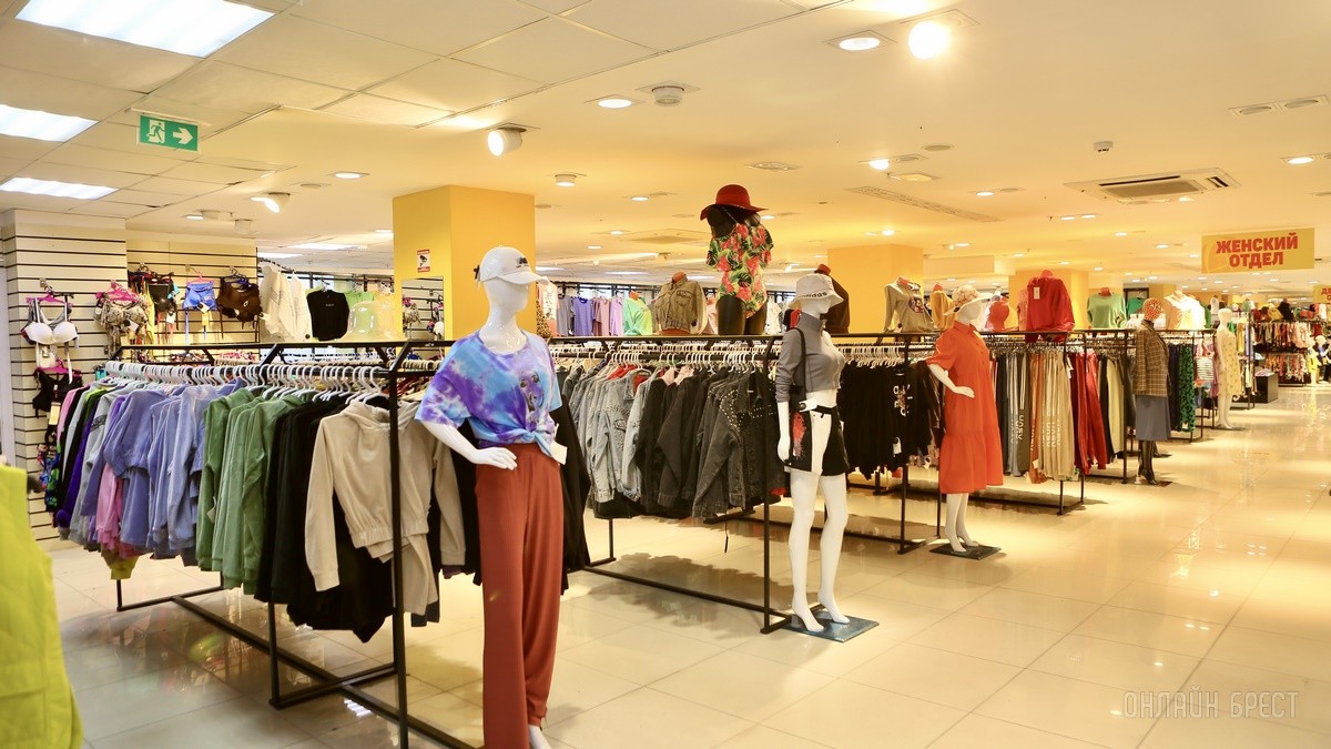 Много стильной летней одежды и обуви по низким ценам! Шопинг в большом магазине «Универмаг Одежда Обувь» на Советской экономит семейный бюджет