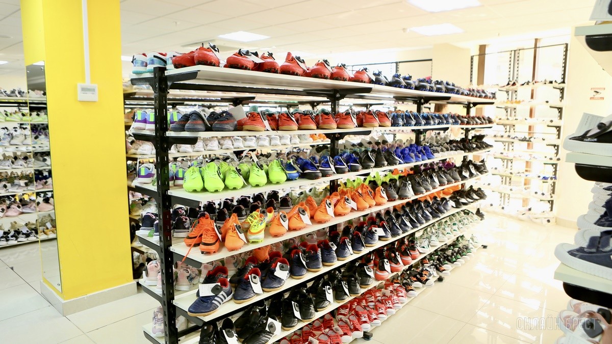 Много стильной летней одежды и обуви по низким ценам! Шопинг в большом магазине «Универмаг Одежда Обувь» на Советской экономит семейный бюджет