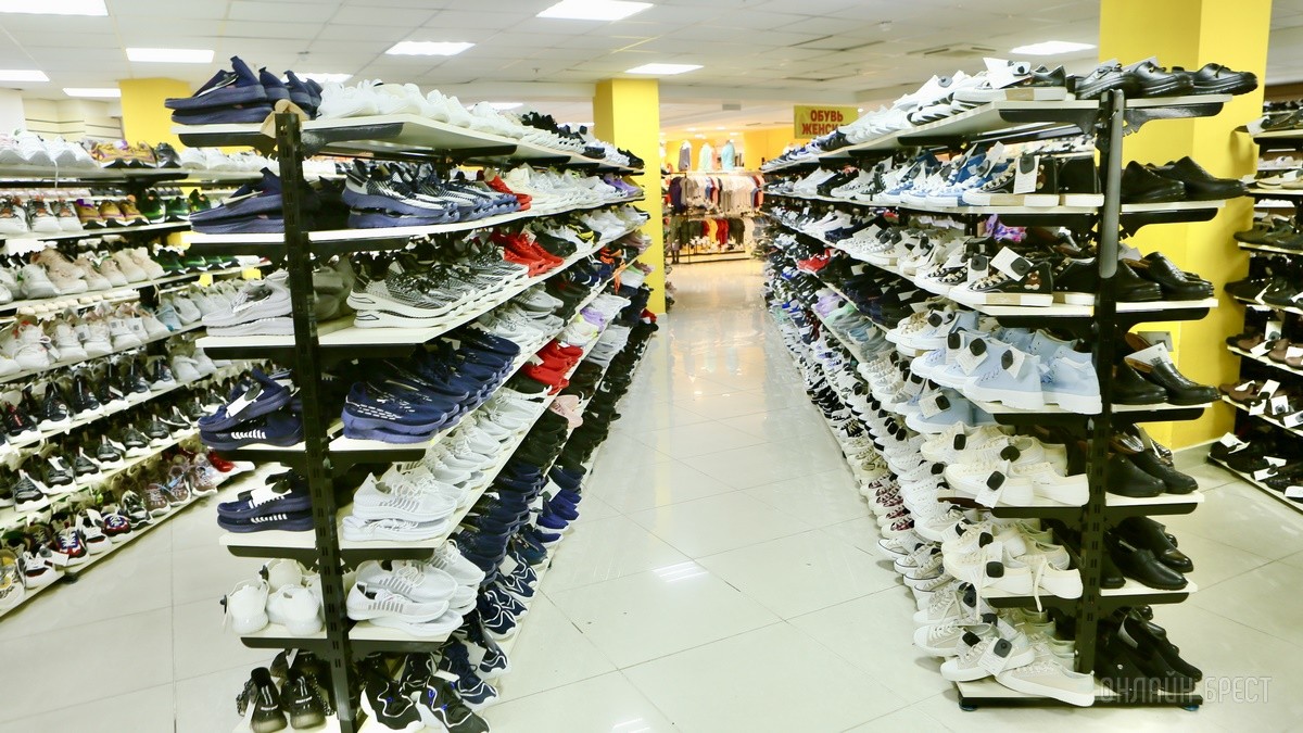 Много стильной летней одежды и обуви по низким ценам! Шопинг в большом магазине «Универмаг Одежда Обувь» на Советской экономит семейный бюджет