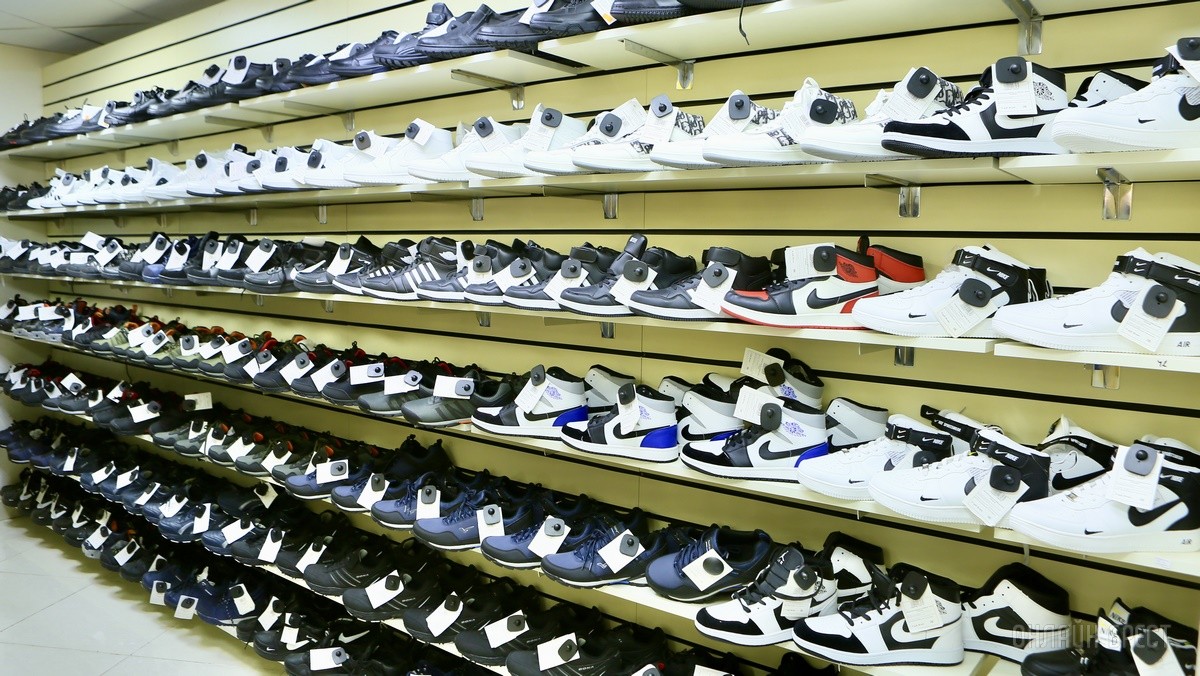 Много стильной летней одежды и обуви по низким ценам! Шопинг в большом магазине «Универмаг Одежда Обувь» на Советской экономит семейный бюджет