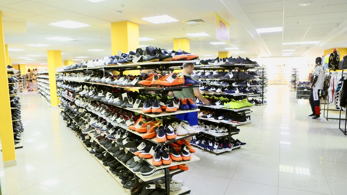 Много стильной летней одежды и обуви по низким ценам! Шопинг в большом магазине «Универмаг Одежда Обувь» на Советской экономит семейный бюджет