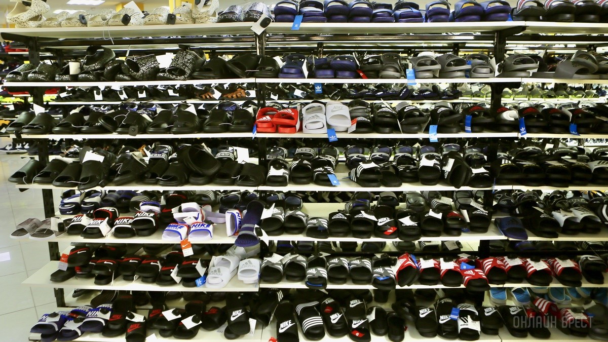 Много стильной летней одежды и обуви по низким ценам! Шопинг в большом магазине «Универмаг Одежда Обувь» на Советской экономит семейный бюджет