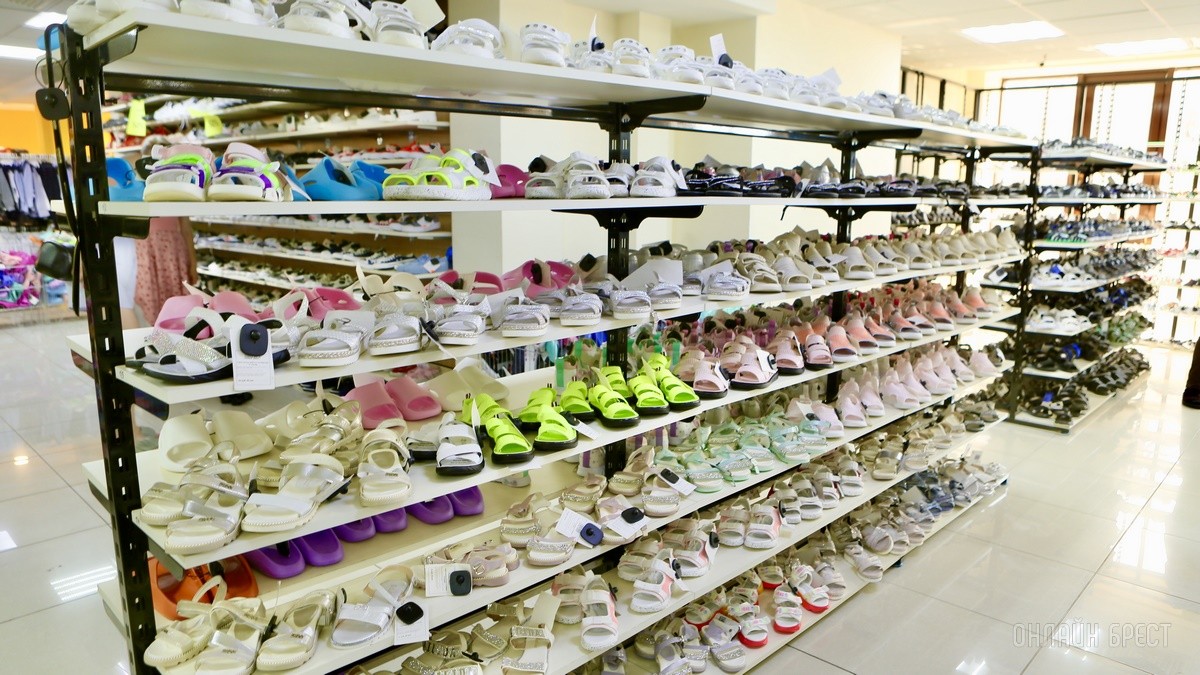 Много стильной летней одежды и обуви по низким ценам! Шопинг в большом магазине «Универмаг Одежда Обувь» на Советской экономит семейный бюджет