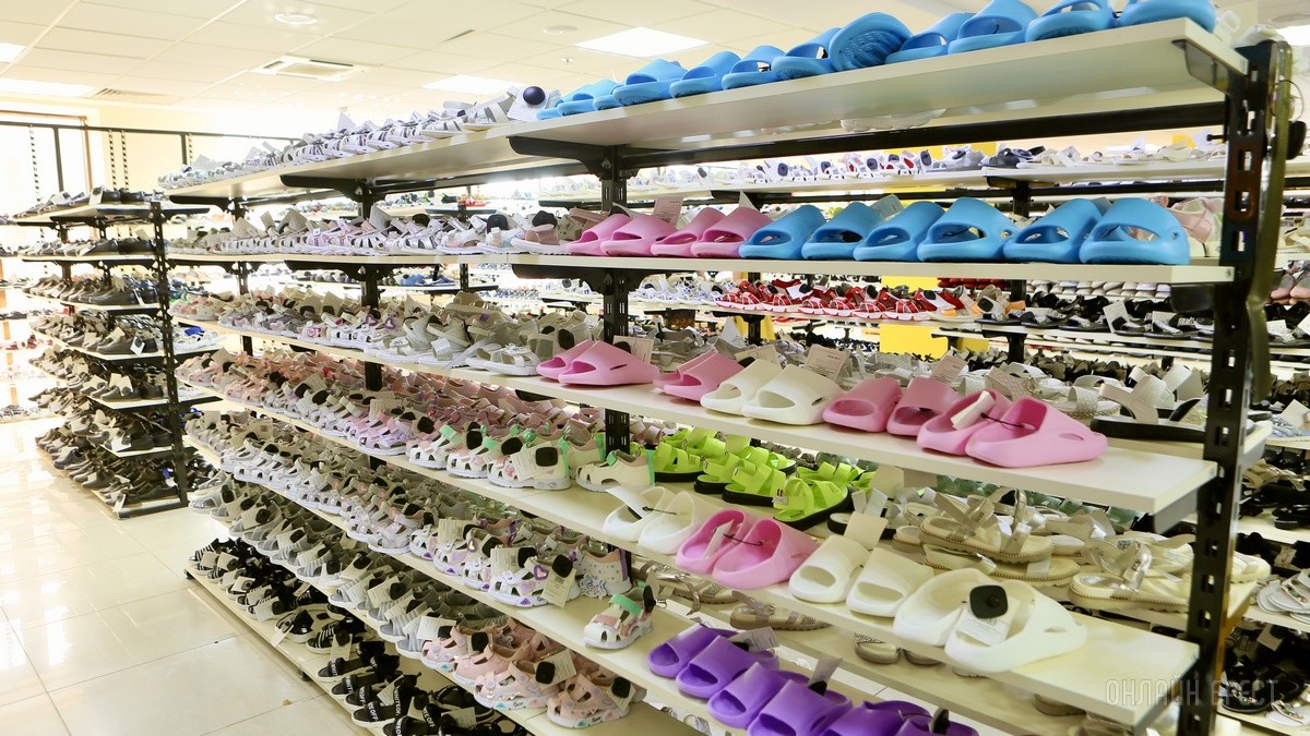 Много стильной летней одежды и обуви по низким ценам! Шопинг в большом магазине «Универмаг Одежда Обувь» на Советской экономит семейный бюджет