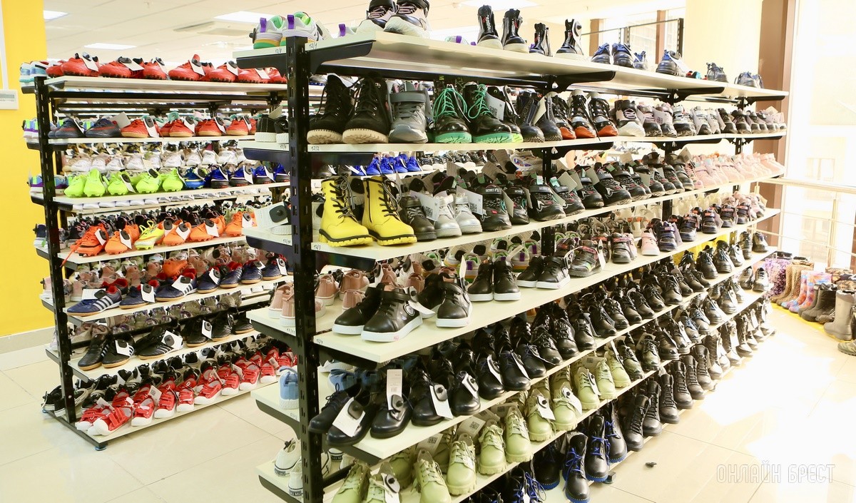 Много стильной летней одежды и обуви по низким ценам! Шопинг в большом магазине «Универмаг Одежда Обувь» на Советской экономит семейный бюджет