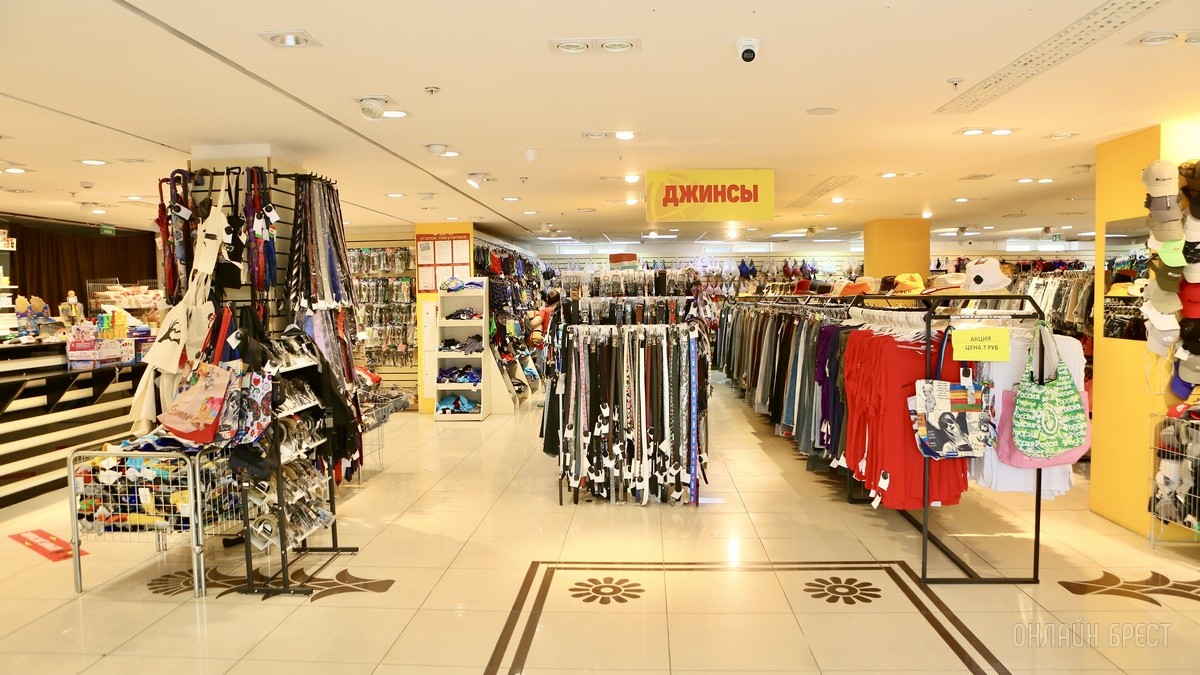 Много стильной летней одежды и обуви по низким ценам! Шопинг в большом магазине «Универмаг Одежда Обувь» на Советской экономит семейный бюджет