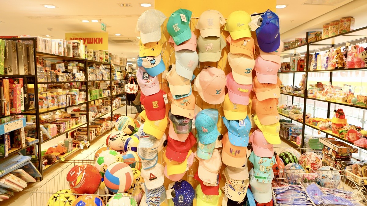 Много стильной летней одежды и обуви по низким ценам! Шопинг в большом магазине «Универмаг Одежда Обувь» на Советской экономит семейный бюджет