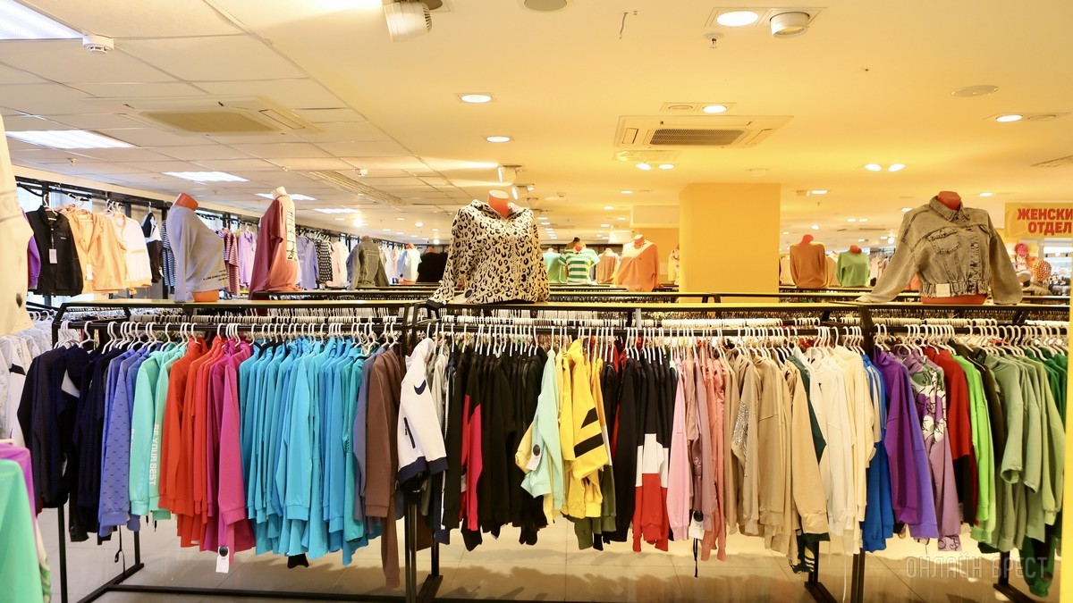 Много стильной летней одежды и обуви по низким ценам! Шопинг в большом магазине «Универмаг Одежда Обувь» на Советской экономит семейный бюджет