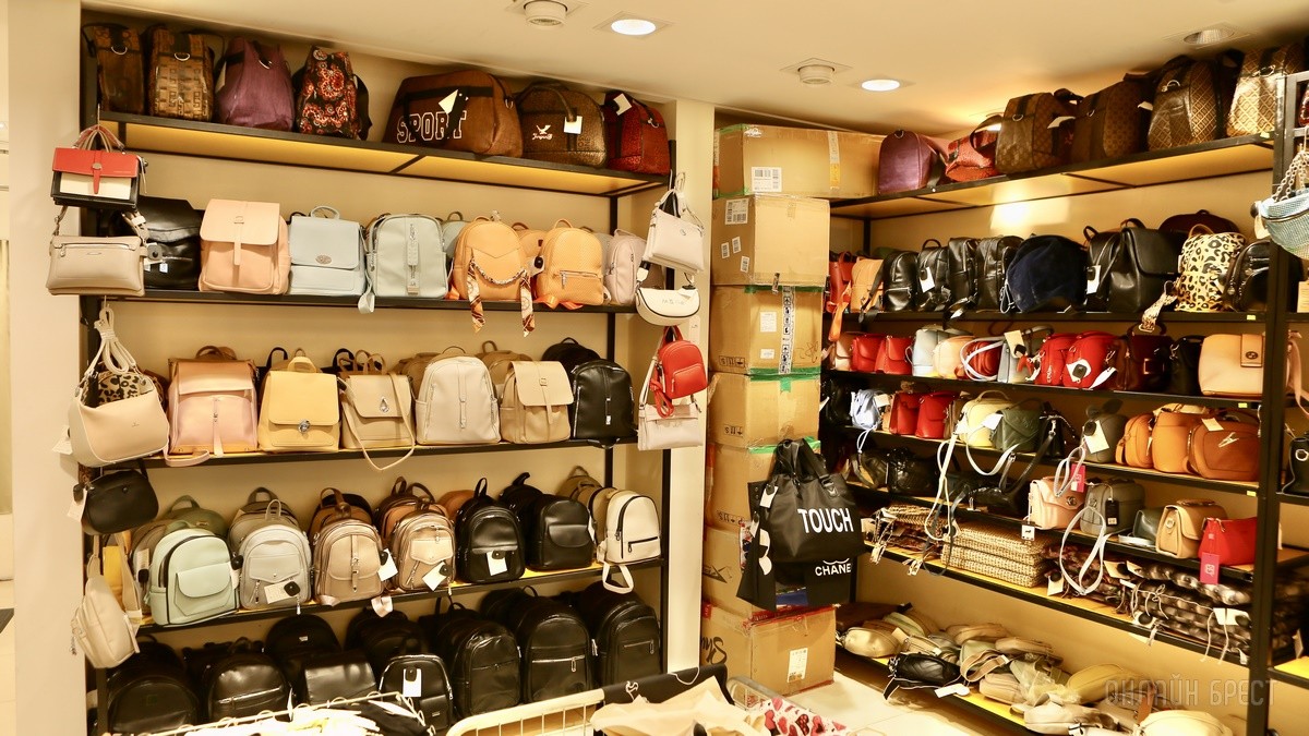 Много стильной летней одежды и обуви по низким ценам! Шопинг в большом магазине «Универмаг Одежда Обувь» на Советской экономит семейный бюджет