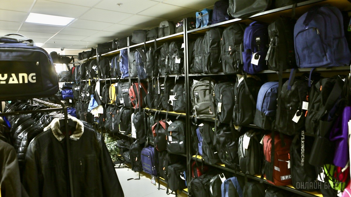 Много стильной летней одежды и обуви по низким ценам! Шопинг в большом магазине «Универмаг Одежда Обувь» на Советской экономит семейный бюджет