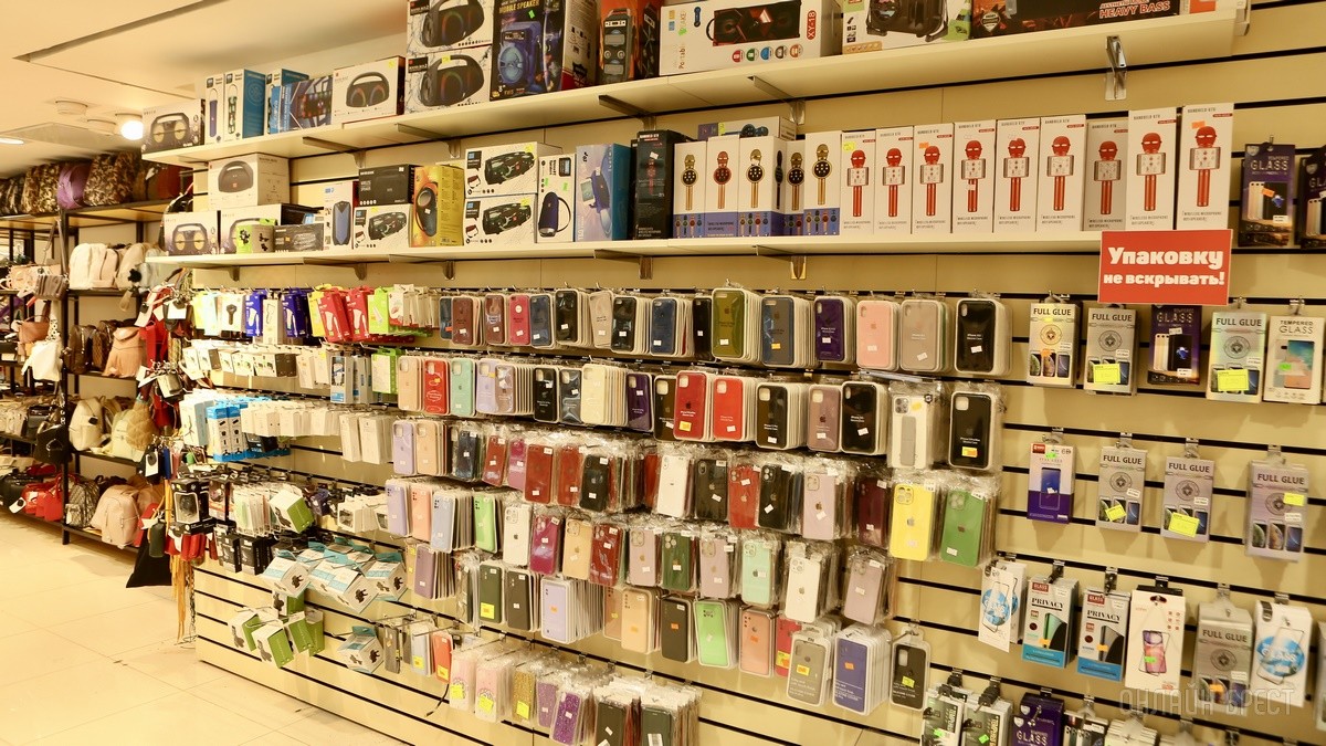 Много стильной летней одежды и обуви по низким ценам! Шопинг в большом магазине «Универмаг Одежда Обувь» на Советской экономит семейный бюджет