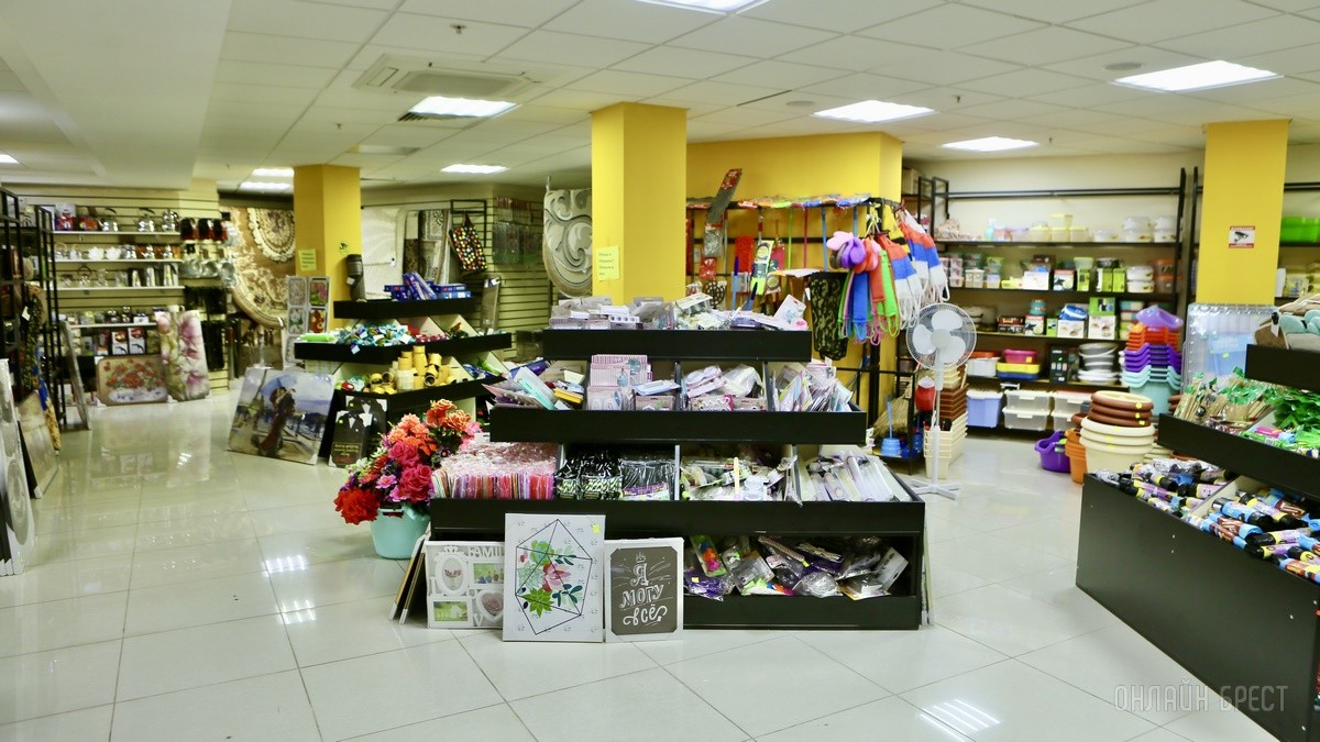 Много стильной летней одежды и обуви по низким ценам! Шопинг в большом магазине «Универмаг Одежда Обувь» на Советской экономит семейный бюджет