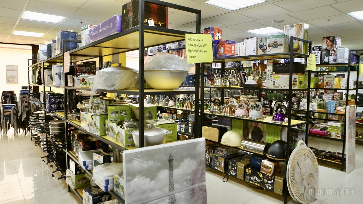 Много стильной летней одежды и обуви по низким ценам! Шопинг в большом магазине «Универмаг Одежда Обувь» на Советской экономит семейный бюджет