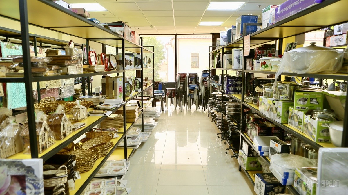 Много стильной летней одежды и обуви по низким ценам! Шопинг в большом магазине «Универмаг Одежда Обувь» на Советской экономит семейный бюджет