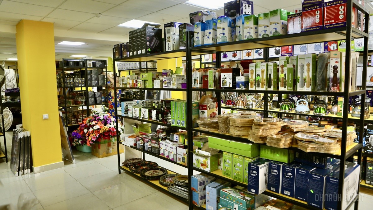 Много стильной летней одежды и обуви по низким ценам! Шопинг в большом магазине «Универмаг Одежда Обувь» на Советской экономит семейный бюджет