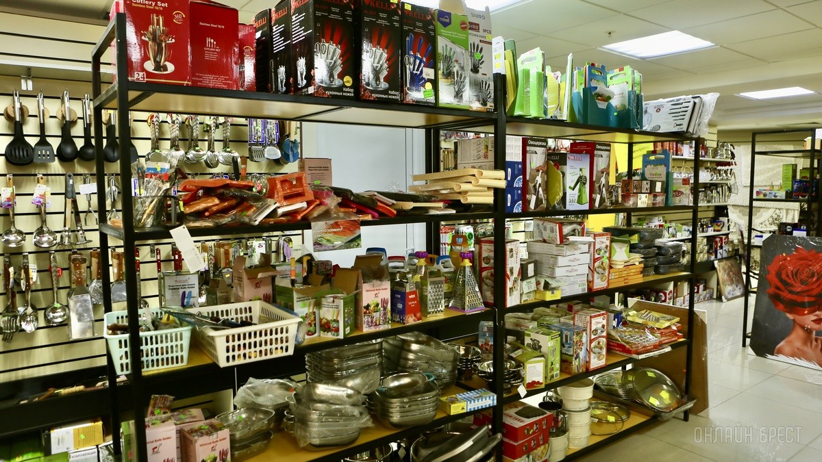 Много стильной летней одежды и обуви по низким ценам! Шопинг в большом магазине «Универмаг Одежда Обувь» на Советской экономит семейный бюджет