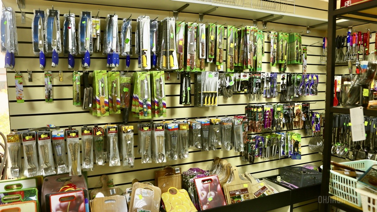 Много стильной летней одежды и обуви по низким ценам! Шопинг в большом магазине «Универмаг Одежда Обувь» на Советской экономит семейный бюджет