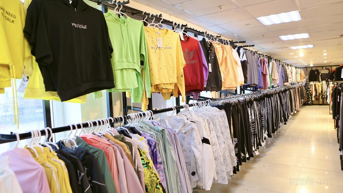 Много стильной летней одежды и обуви по низким ценам! Шопинг в большом магазине «Универмаг Одежда Обувь» на Советской экономит семейный бюджет