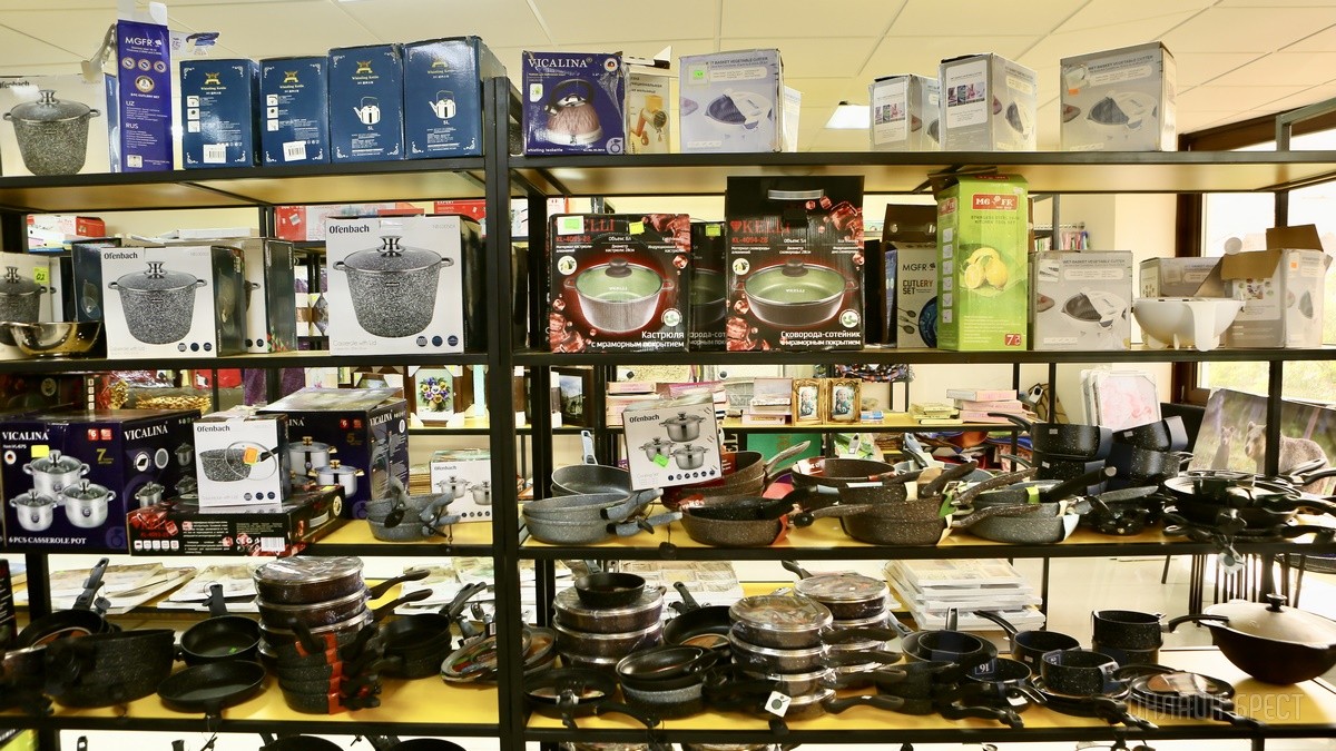 Много стильной летней одежды и обуви по низким ценам! Шопинг в большом магазине «Универмаг Одежда Обувь» на Советской экономит семейный бюджет